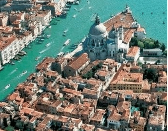 VENEZIA, CASE TROPPO CARE